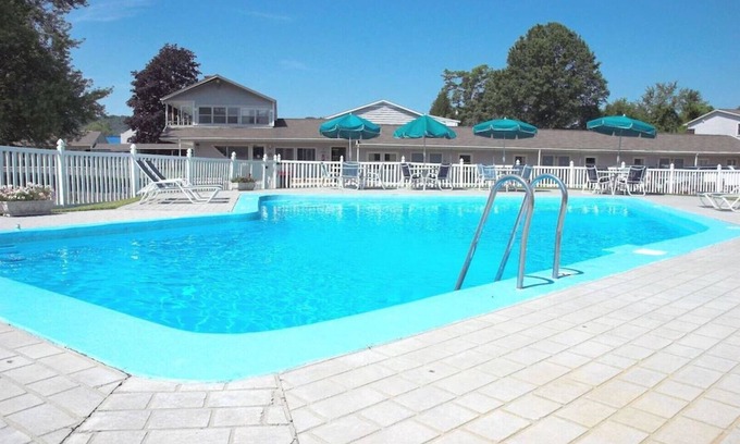 Bennington House | Delightful Stay at Best Western Bennington with Pool & Breakfast