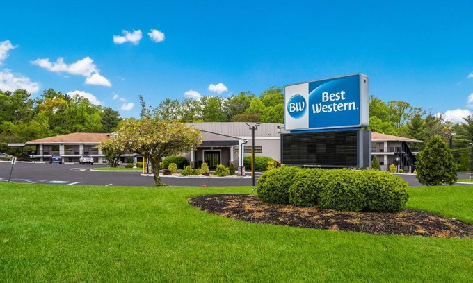 Bordentown Hotel | Relaxing Stay at Best Western Bordentown Inn with Pool