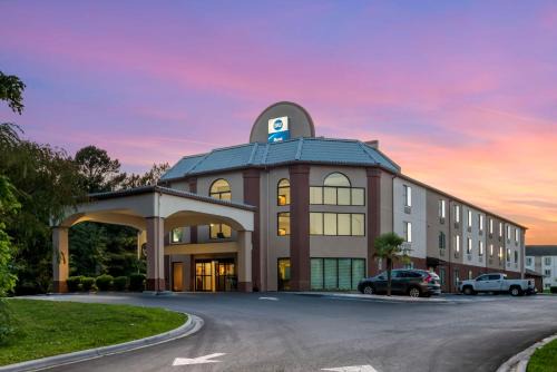 Fort Mill Hotel | Family-Friendly Best Western Carowinds with Pool & Hot Tub