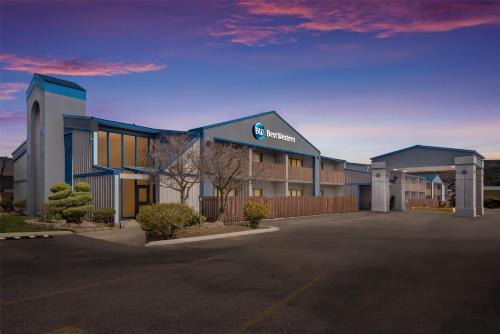 Wenatchee Hotel | Welcoming Best Western Chieftain Inn with Oceanfront Pool