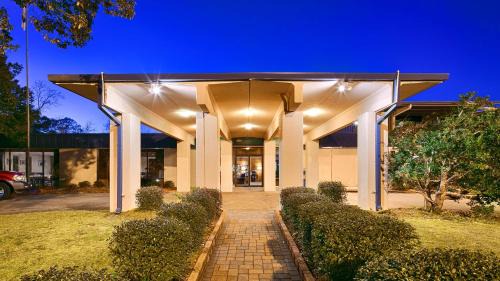 De Funiak Springs Hotel | Pet-Friendly Getaway at Best Western Crossroads Inn