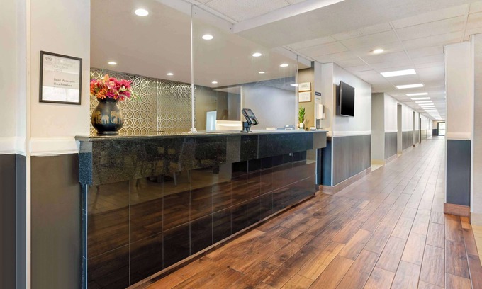 Des Plaines Hotel | Relax at Best Western Des Plaines Inn with Pool & Spa