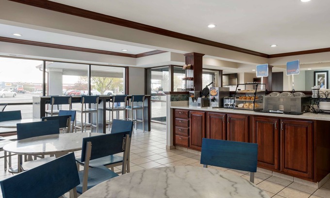 Edinburgh Hotel | Eco-Friendly Best Western Edinburgh/Columbus with Pool & Breakfast