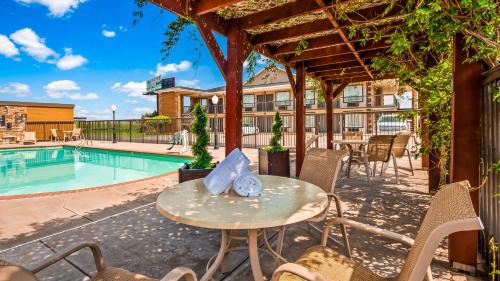 El Reno Hotel | Pet-Friendly Stay at Best Western El Reno with Pool Access