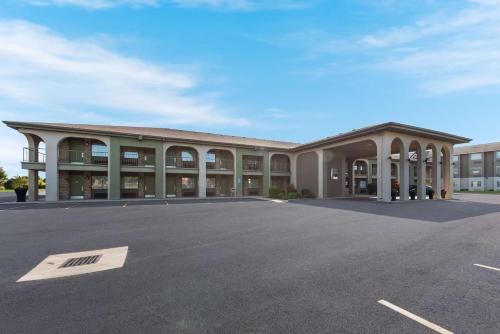 Grove City Hotel | Pet-Friendly Comfort at Best Western Executive Inn