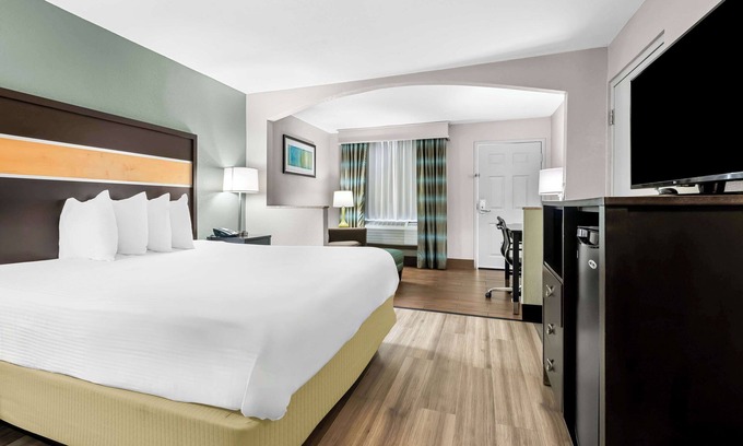 Columbus Hotel | Ideal Getaway at Best Western Executive Suites with Pool