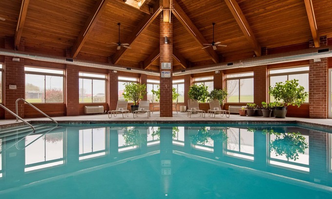 Geneseo Hotel | Inviting Best Western Geneseo Inn with Pool & Breakfast