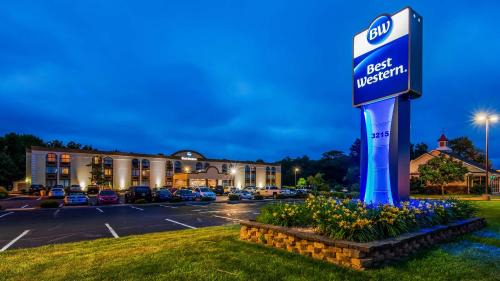 Hazlet Hotel | Comfortable Stay at Best Western Hazlet Inn with Family Amenities