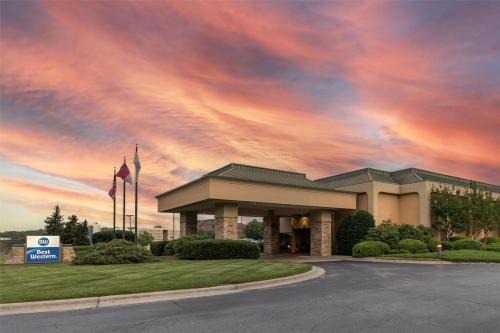 Hickory Hotel | Top-Rated Best Western Hickory with Pool and Ocean Views