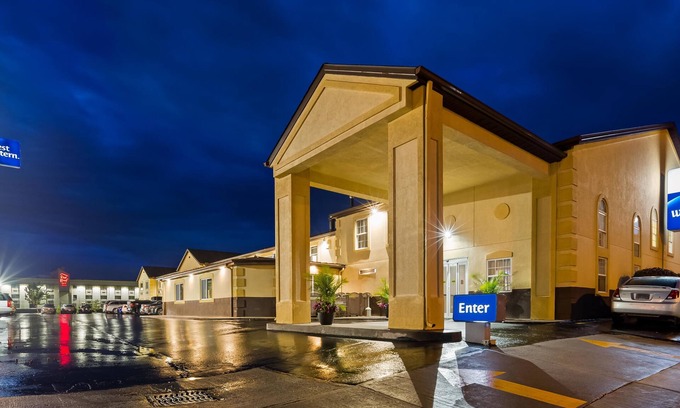 Elyria Hotel | Inviting Best Western Inn with Pool and Spa Amenities