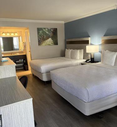 North Mountain Hotel | Inviting Best Western InnSuites Phoenix with Oceanfront Views