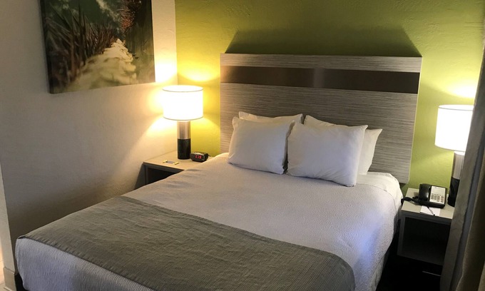 North Mountain Hotel | Discover Best Western InnSuites Phoenix: Family-Friendly Retreat