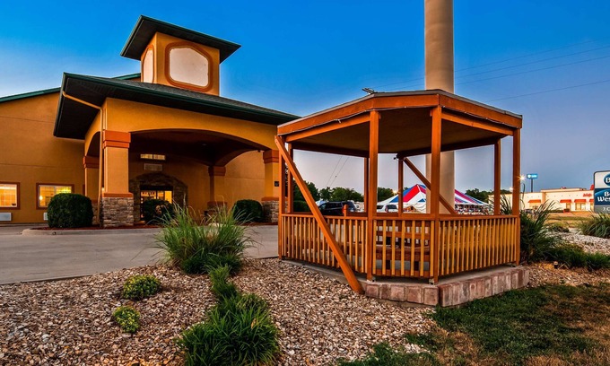 Junction City Hotel | Relax at Best Western J. C. Inn with Pool & Spa Amenities
