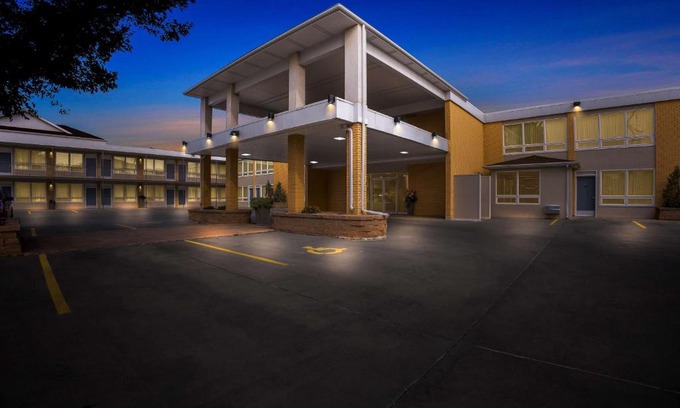Chamberlain Hotel | Relax at Best Western Lee's Motor Inn - Oceanfront Getaway