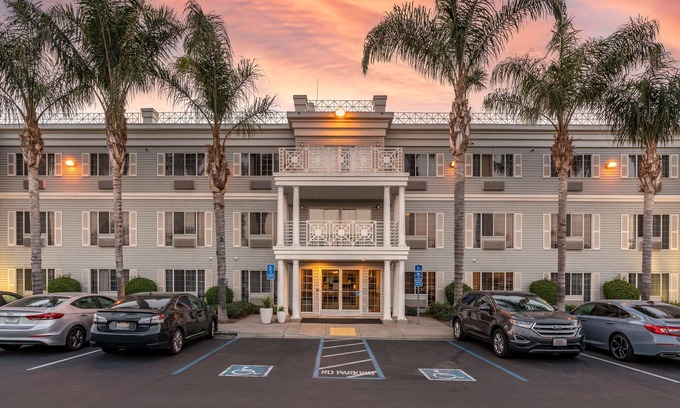Tracy Hotel | Premium Best Western Inn with Pool and Spa Amenities