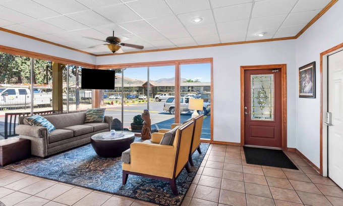 Yreka Hotel | Comfortable Stay at Best Western Miner's Inn with Pool & Dining