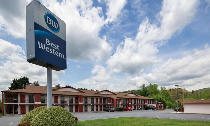 Murphy Hotel | Pet-Friendly Getaway at Best Western of Murphy with Ocean View