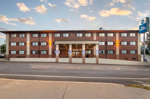 Hannibal Hotel | Relaxing Getaway at Best Western On the River with Ocean View