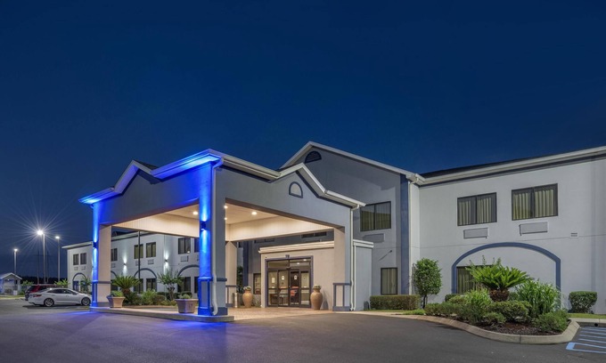 Opp Hotel | Discover Best Western Opp Inn: Child-Friendly & Pool Access