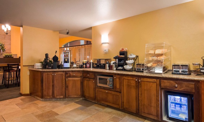 Modesto Hotel | Discover Best Western Palm Court Inn with Pool & Spa