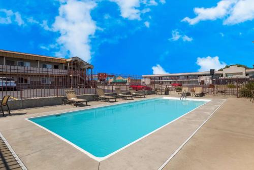 Pinnacles Entrance Badlands Hotel | Pet-Friendly Getaway at Best Western Plains Motel