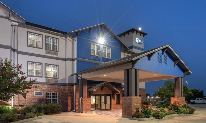 Sunshine Hotel | Welcoming Best Western Plaquemine Inn with Pool & Breakfast