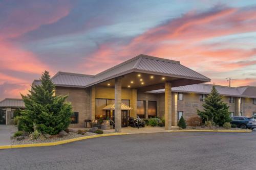 Buena Hotel | Pet-Friendly Getaway at Best Western Plus Ahtanum Inn