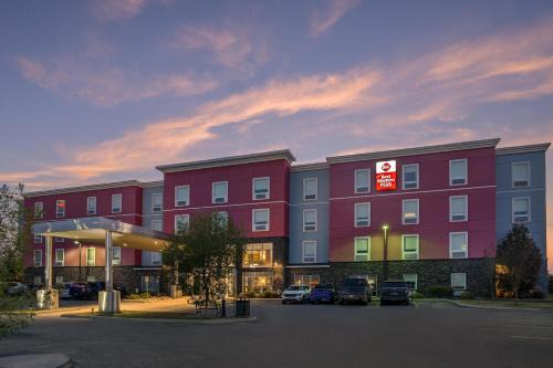 North Industrial Hotel | Convenient Best Western Plus Airport Inn & Suites Stay