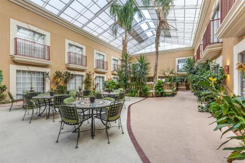 Schertz Hotel | Guest Favorite: Best Western Plus Atrium Inn with Pool