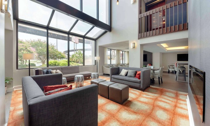 North Loop Hotel | Discover Best Western Plus Austin Central with Pool & Spa