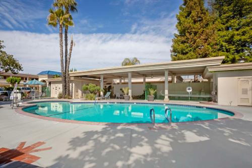 Paso Robles Hotel | Explore Best Western Plus Black Oak: Oceanfront Getaway