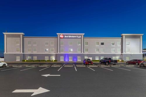 Brunswick Hotel | Oceanfront Retreat at Best Western Plus Brunswick Inn & Suites