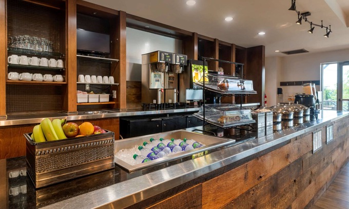 Halifax Hotel | Discover Best Western Plus Chocolate Lake Hotel & Amenities