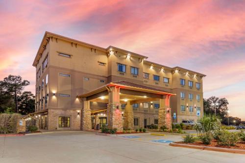 Center Hotel | Pet-Friendly Escape at Best Western Plus Classic Inn & Suites