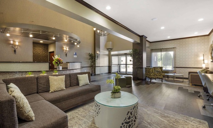 Duncanville Hotel | Discover Best Western Plus Duncanville with Pool & Spa