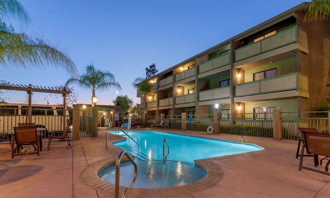 Gilroy Hotel | Top-Rated Best Western Plus Forest Park Inn with Spa & Pool