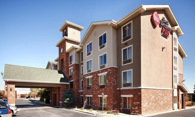 Aurora Hotel | Relax at Best Western Plus Gateway Inn & Suites with Pool