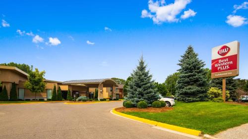 Point Edward Hotel | Cozy Retreat at Best Western Plus Guildwood Inn, 4-Star Stay