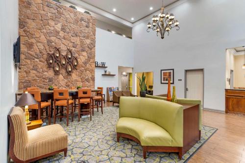 Southeast Houston Hotel | Comfortable Stay at Best Western PLUS Hobby Airport Inn