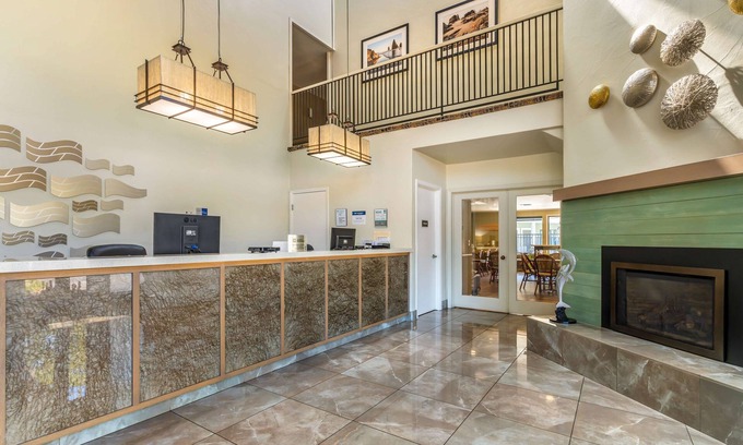 Scotts Valley Hotel | Scotts Valley Retreat: Pool, Spa & Family-Friendly Amenities