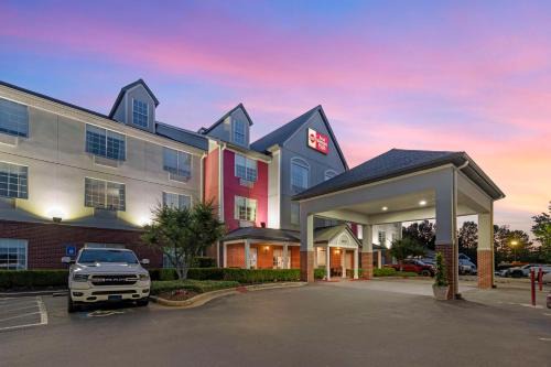 Oakwood Hotel | Pet-Friendly Retreat at Best Western Plus Lake Lanier