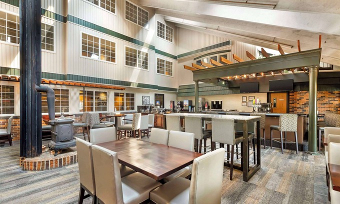 Cedar Rapids Hotel | Discover Best Western Plus Longbranch Hotel & Convention Center
