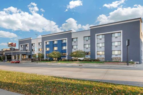 West Milwaukee Hotel | Inviting Best Western Plus Milwaukee West with Pool & Ocean View