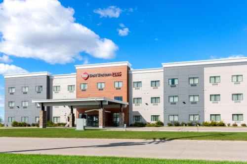 Morden Hotel | Guest Rated: Best Western Plus Morden with Pool & Breakfast
