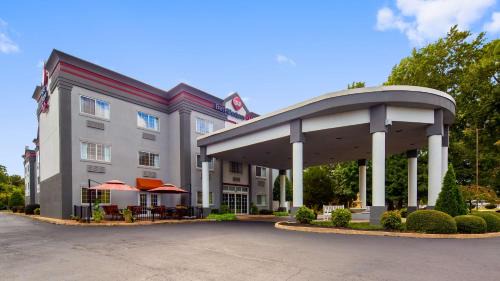 Central Newport News Hotel | Relax at Best Western Plus Newport News with Pool & Hot Tub