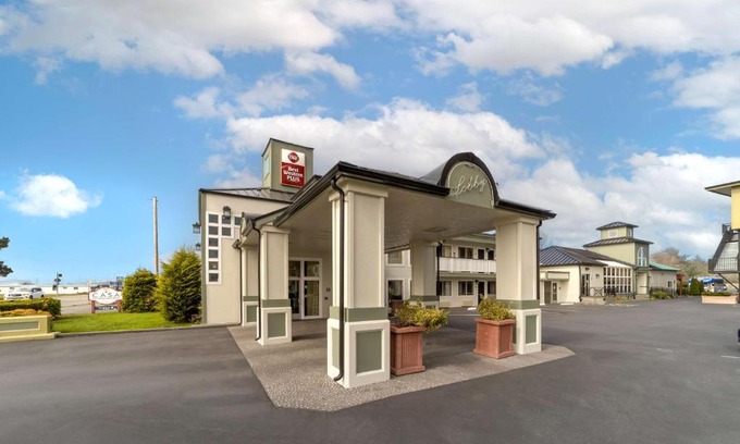 Bertsch-Oceanview Hotel | Inviting Best Western Plus Northwoods Inn with Pool & Hot Tub