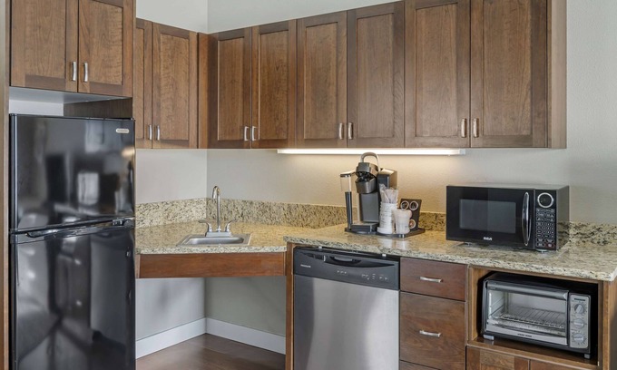 Omak Hotel | Comfortable Stay at Best Western Plus Peppertree Inn Omak