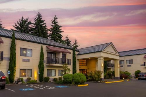 Kent Hotel | Top-Rated Best Western Plus Plaza by the Green Awaits You