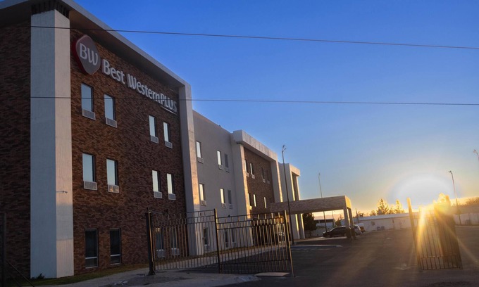 Chihuahua Hotel | Top-Rated Best Western Plus Sacramento: Spa & Dining Awaits