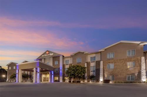 Madill Hotel | Pet-Friendly Retreat at Best Western Plus Sand Bass Inn